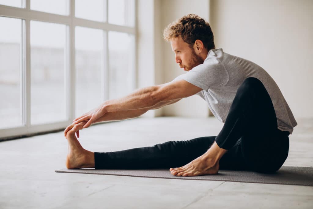 Homme sportif faisant un étirement